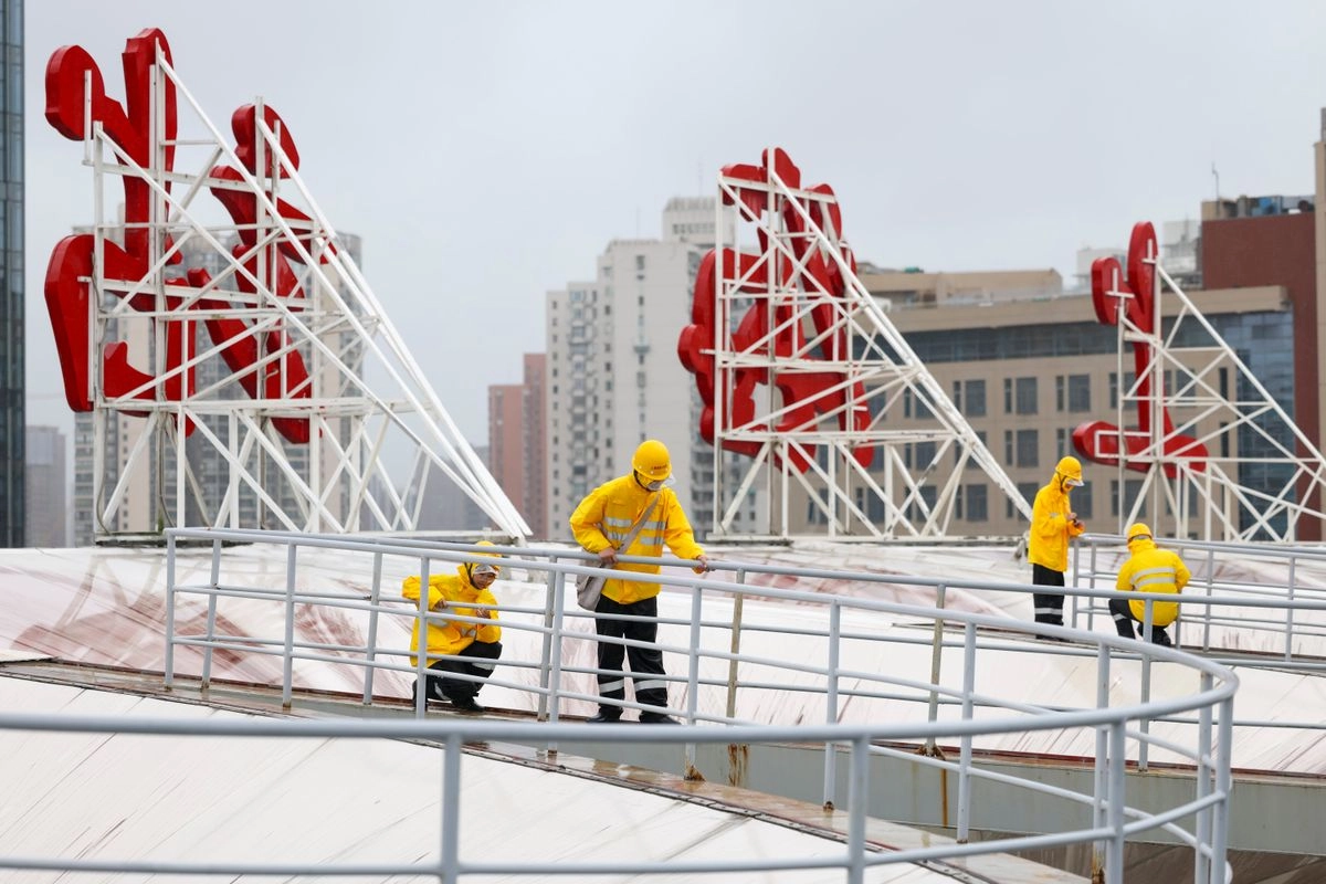 Trabajadores verifican la estabilidad de las barandillas del techo de la Estación del Ferrocarril de Shanghai, en el este de China, el 30 de julio de 2025. Foto