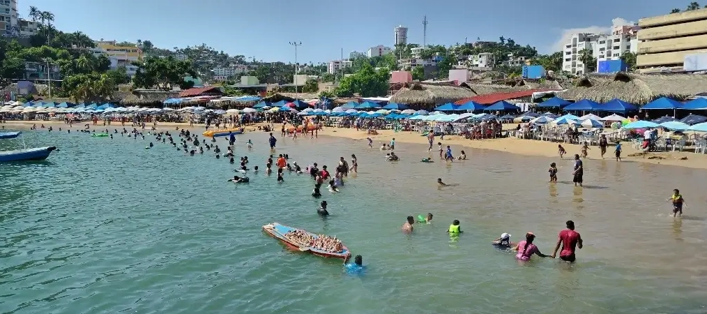 Turistas en una playa de Acapulco, Guerrero.