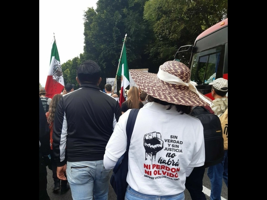 Integrantes del Colectivo Siempre Vivos de Chilapa durante una camina por La Paz en 2020. Foto tomada del Facebook de @siemprevivosdechilapa
