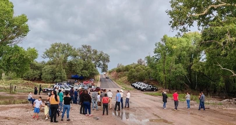 Patrullas de la Policía Estatal arribaron al lugar para solicitar a los ciudadanos retirar el bloqueo y permitir el paso de las pipas, acción que los ambientalistas locales consideran una muestra de la poca tolerancia hacia la protesta civil. Foto 'La Jornada'