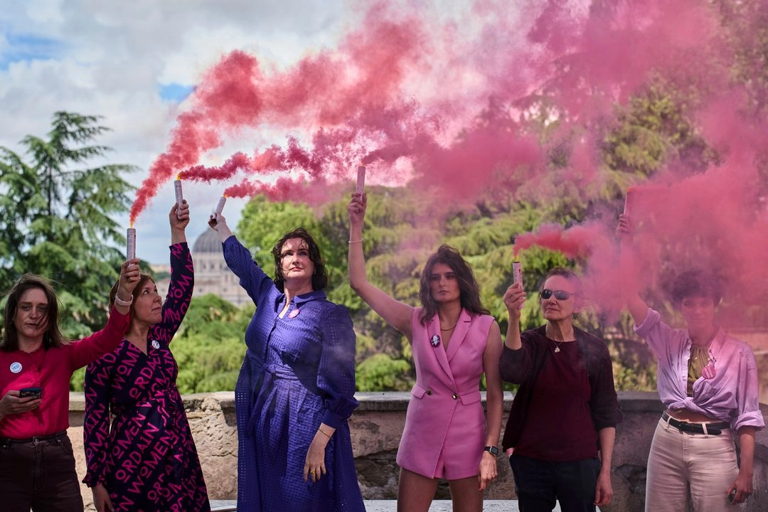Activistas de la Conferencia de Ordenación de Mujeres lanzan humo rosa para pedir la plena igualdad de las mujeres en la Iglesia Católica, durante el primer día del cónclave para elegir al 267 Papa, en Roma, el 7 de mayo de 2025. Foto  