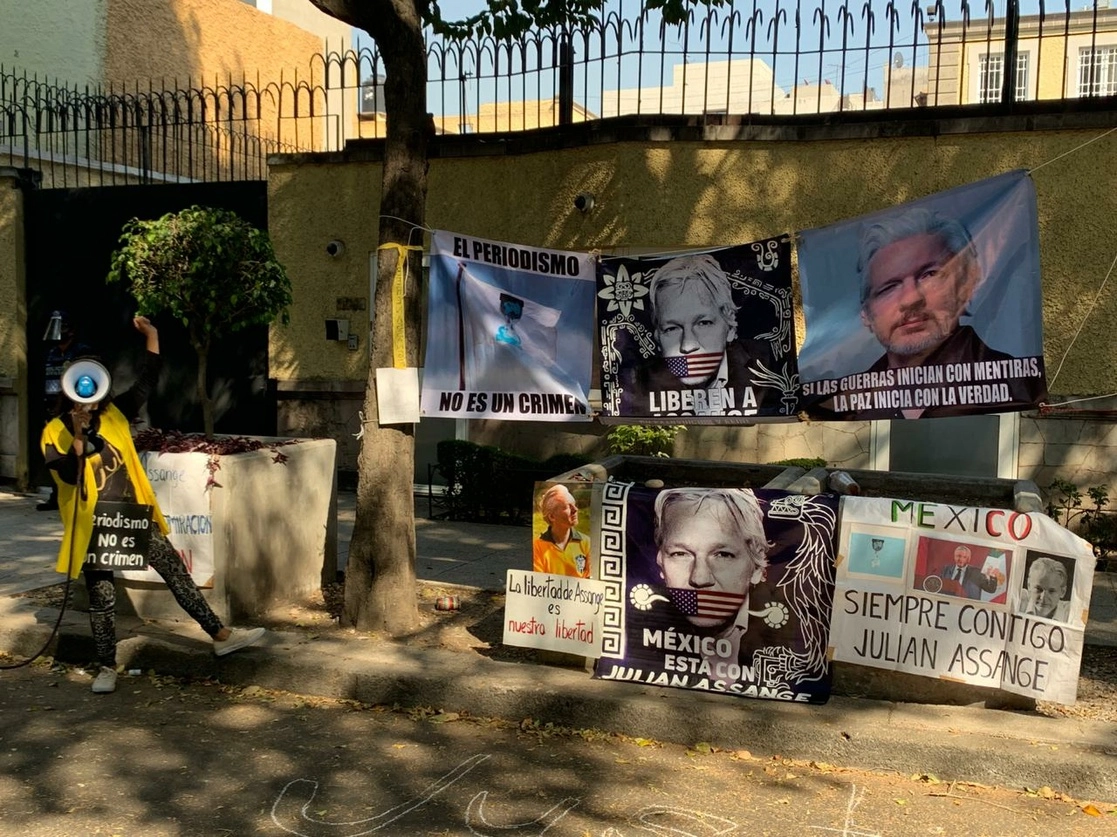 Activistas celebran la decisión de la justicia británica de rechazar la petición de extraditación al periodista Julian Assange por parte del gobierno de EU, afuera de la embajada inglesa en la CDMX. Foto Alfredo Domínguez