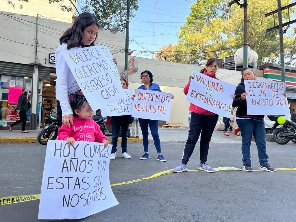 Integrantes del colectivo “Mariposas buscando corazones y justicia” realizaron una protesta afuera de las instalaciones de la Fiscalía capitalina, para denunciar la nula respuesta de las autoridades ante la desaparición de hace 6 meses de Valeria Jimena Esquivel Godínez, el 13 de febrero de 2023. Foto Alfredo Domínguez




