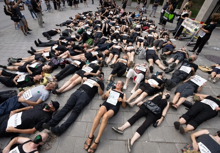 Activistas climáticos exigen un aire más limpios frente a las oficinas del primer ministro de Quebec, Francois Legault, en Canadá, el 7 de septiembre de 2023. Foto Ap