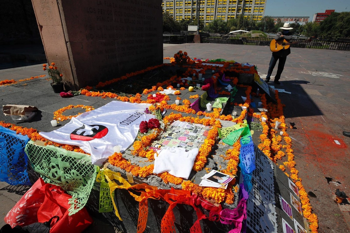 Integrantes del Comité 68 colocan una Ofrenda Colectiva en honor a los compañeros del Comité que fallecieron en la Plaza de las Tres Culturas en Tlatelolco, el 2 de noviembre de 2021. Foto Cristina Rodríguez