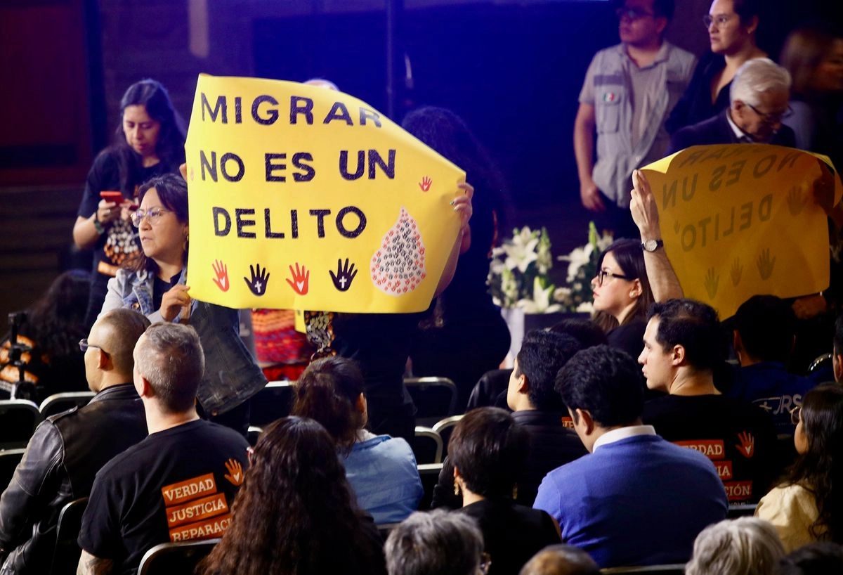 Familiares de migrantes asisten a la disculpa pública del ex titular del Instituto Nacional de Migración por los hechos ocurridos el 27 de marzo de 2023 en la estancia provisional del INM en Ciudad Juárez, Chihuahua en el Museo de la Ciudad de México. Foto 
 