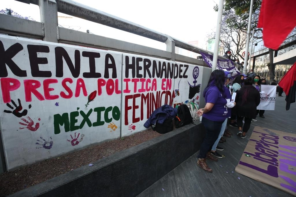 Integrantes de colectivos feministas y familiares realizan una protesta frente a las instalaciones de la FGR, en exigencia de la libertad de Kenia Hernández, en la Ciudad de México, el 4 de marzo de 2022. Foto José Antonio López