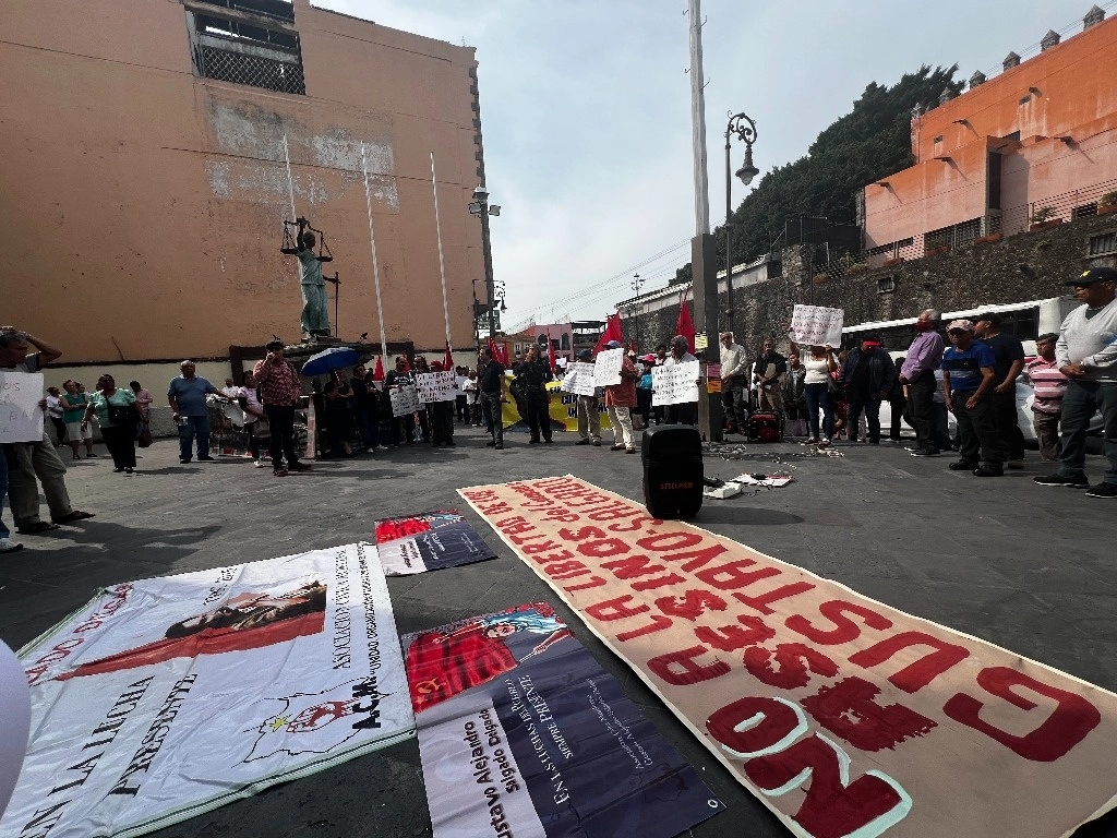 Aspectos de la protesta frente al Tribunal de Justicia de Morelos. Foto Rubicela Morelos