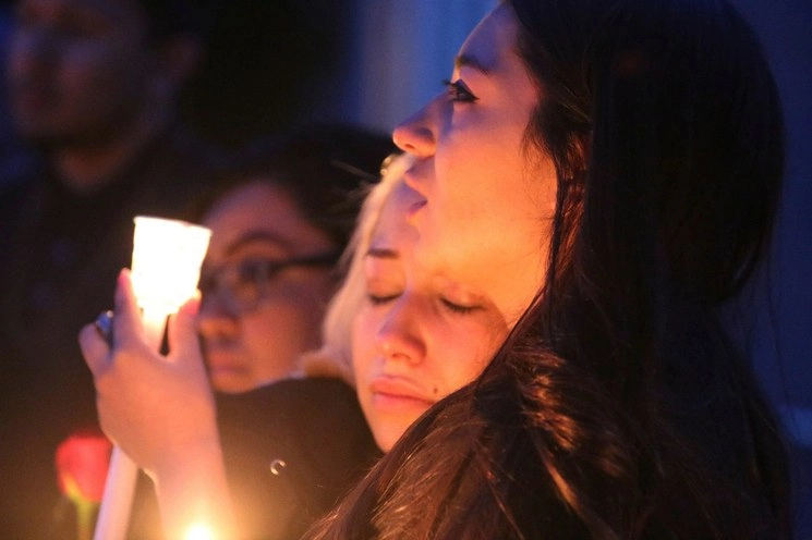Isis y Alexis Valenzuela, hijas de Antonio Valenzuela, se abrazan durante una vigilia con velas en Las Cruces, Nuevo México. Foto Ap / Archivo