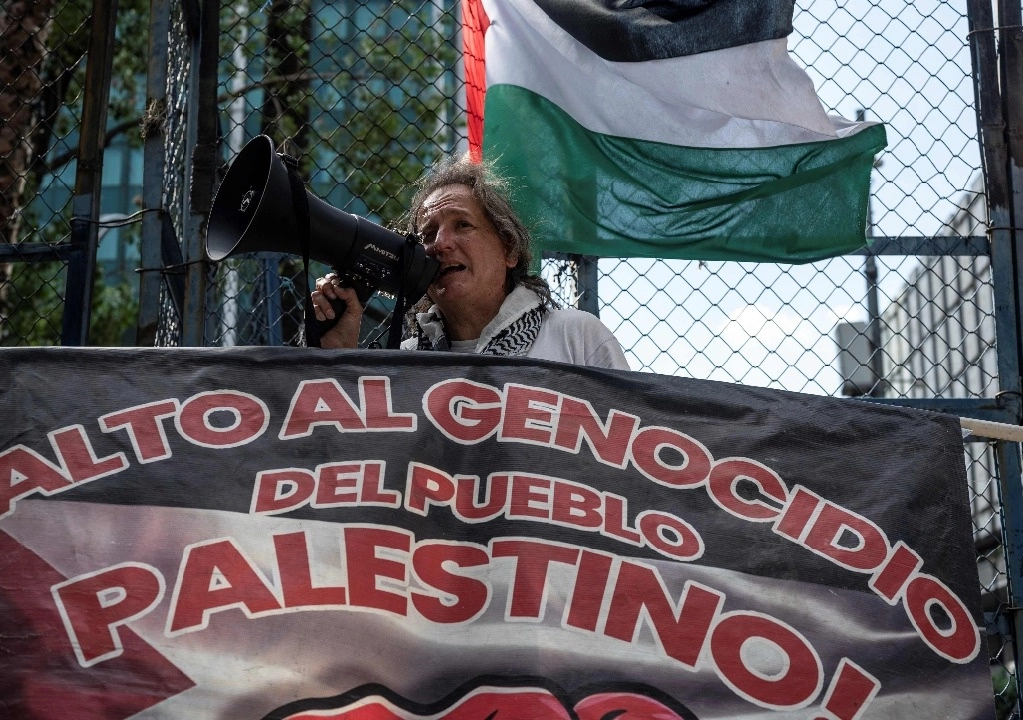 Activistas mexicanos pro-Palestina protestan frente al edificio de la embajada de Estados Unidos en la Ciudad de México el 6 de julio de 2024. Foto Afp