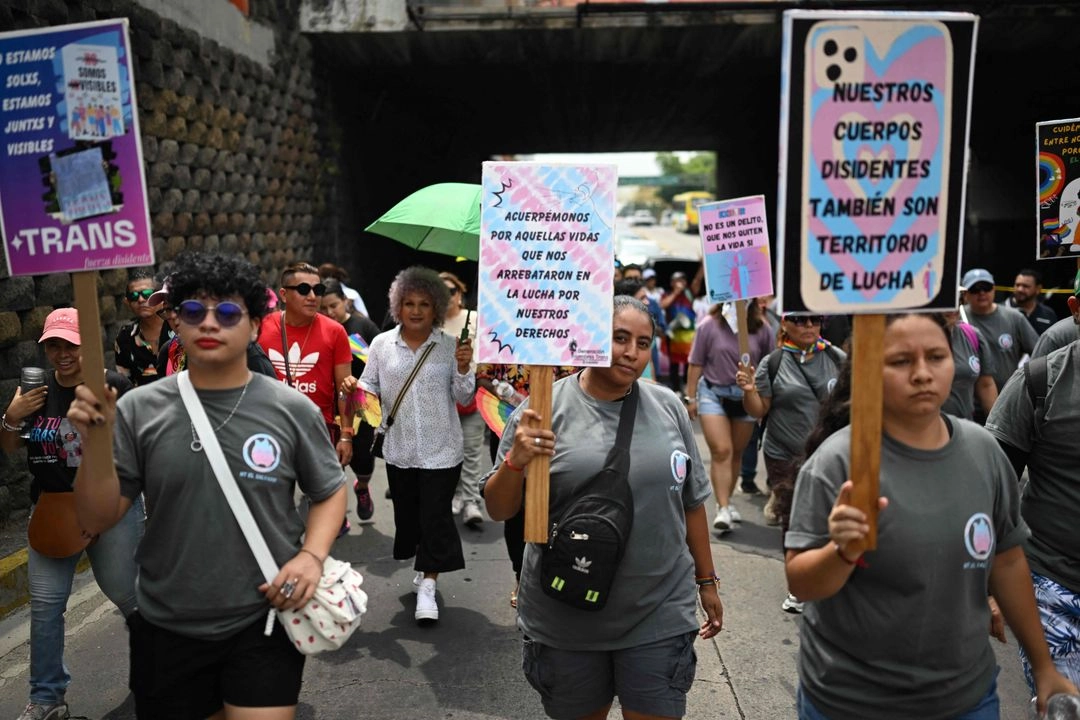 Miembros de la comunidad LGBTIQ participan en una marcha exigiendo una Ley de Identidad de Género en el Día Internacional contra la Homofobia, la Transfobia y la Bifobia en San Salvador el 17 de mayo de 2025.