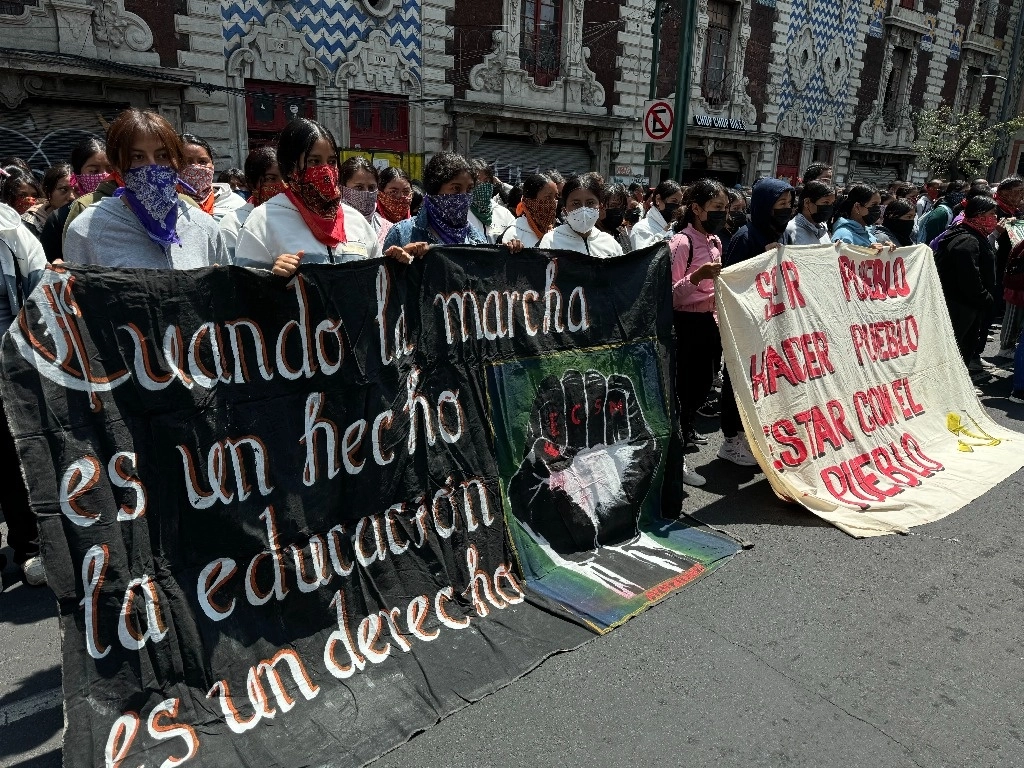 Padres de los 43 normalistas de desaparecidos de Ayotzinapa protestaron frente a la Secretaría de Gobernación el 23 de septiembre de 2024. Foto Alfredo Domínguez 