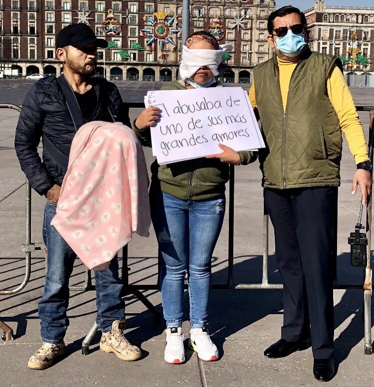 Pedro Carrizales, alias 'El Mijis' y Manuel Valdovinos, durante la presentación del caso de Beatriz Adriana Sánchez. Foto tomada de la cuenta de Twitter @ArturoCanoMx