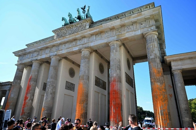La puerta de Brandenburgo, que es el monumento más conocido de Berlín, tras las pintas de los activistas, el 17 de septiembre de 2023. Foto Afp