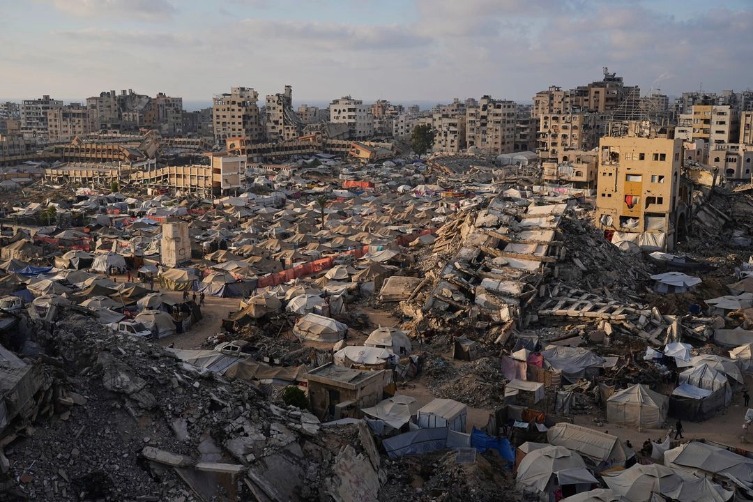 Un campamento de palestinos desplazados fue establecido entre las ruinas de edificios destruidos por los bombardeos israelíes al oeste de la ciudad de Gaza, el 21 de junio de 2025. Foto