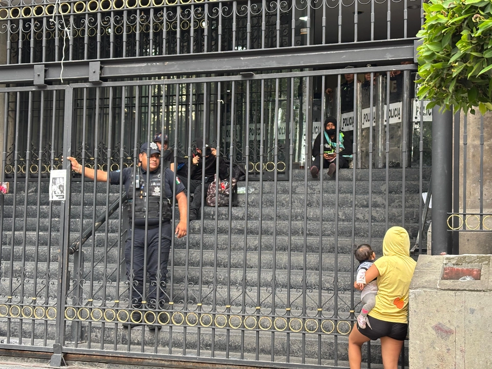 Tres personas se mantuvieron en las escaleras de ingreso en la entrada principal, en la calle de Abraham González, mientras un grupo de elementos policíacos cerraron de paso lo que les impidió ingresar al recinto.