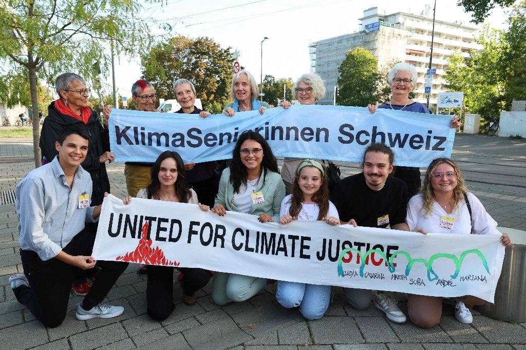 Jóvenes ciudadanos portugueses y Seniors for Climate de Suiza posan frente al Tribunal Europeo de Derechos Humanos (TEDH) después de una audiencia en un caso sobre cambio climático. Foto Afp