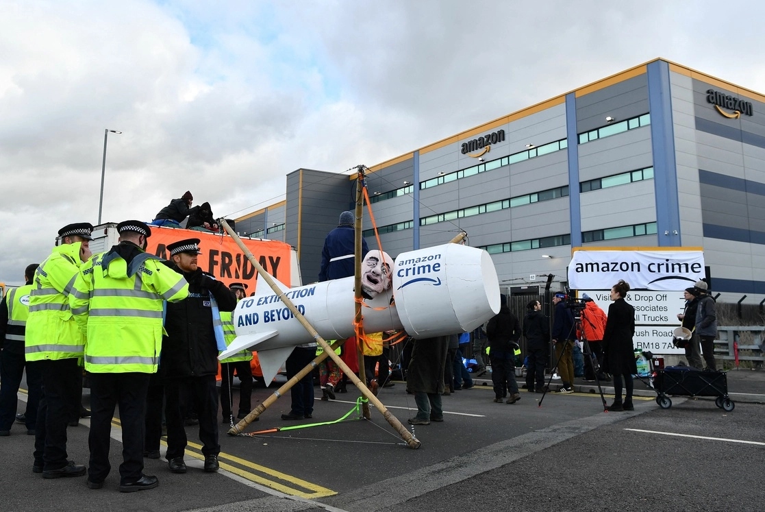Activistas de Extinction Rebellion protestaron contra depósitos de Amazon en Tilbury, al este de Londres, durante las ventas del ‘Black Friday’. Foto Afp