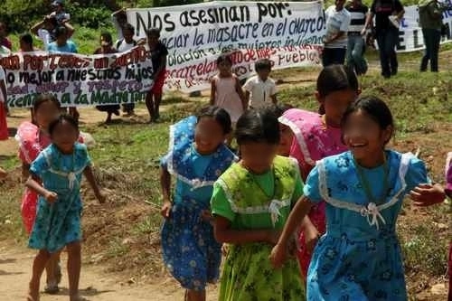 Niñas mixtecas de El Charco, municipio de Ayutla de Los Libres, Guerrero, durante una marcha de al menos 300 indígenas que exigieron aclarar la matanza en esa comunidad en 1998. Foto Lenin Ocampo / Archivo 