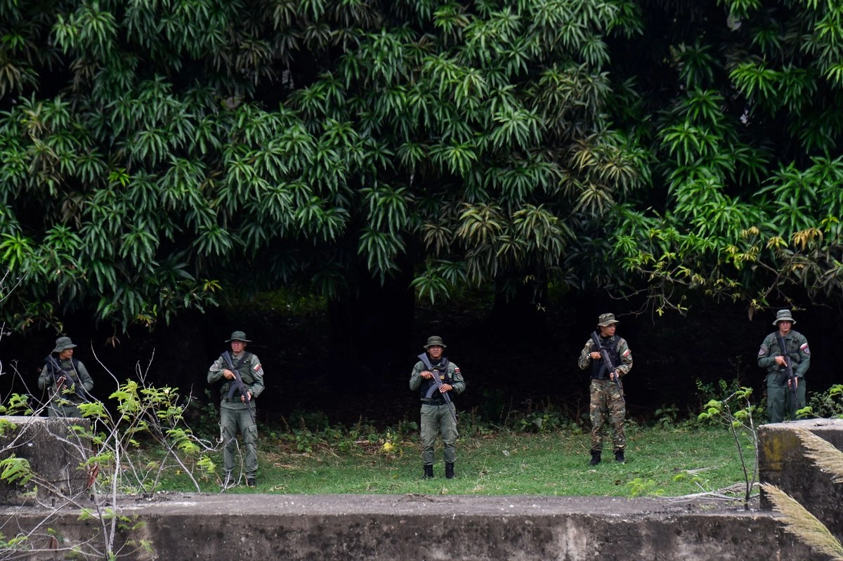 Patrulla militar venezolana alrededor del Puente Internacional Simón Bolívar, en la frontera entre Colombia y Venezuela, vista desde Villa del Rosario, Colombia, el 18 de octubre de 2025.