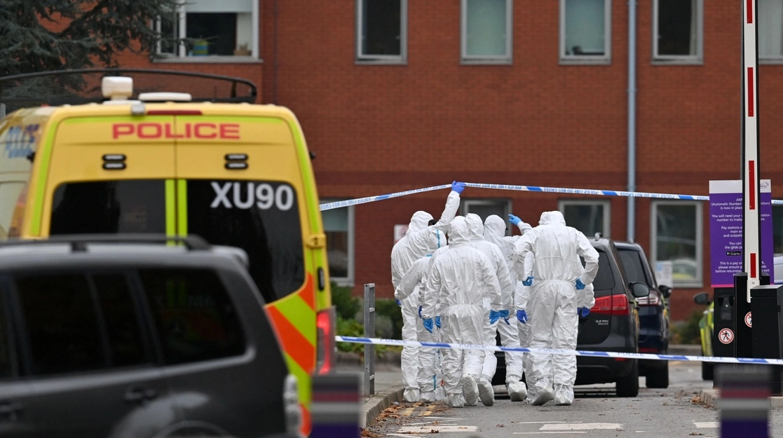 Policías forenses trabajan frente al Hospital para Mujeres de Liverpool, el 15 de noviembre de 2021, un día después de la explosión en un taxi en ese lugar, en lo que las autoridades consideran un atentado terrorista. Foto Afp