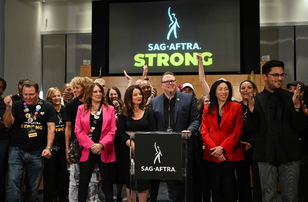 Es una época dorada para nuestro sindicato, dijo la presidenta de SAG-AFTRA, Fran Drescher (tercera de izquierda a derecha). Foto Afp