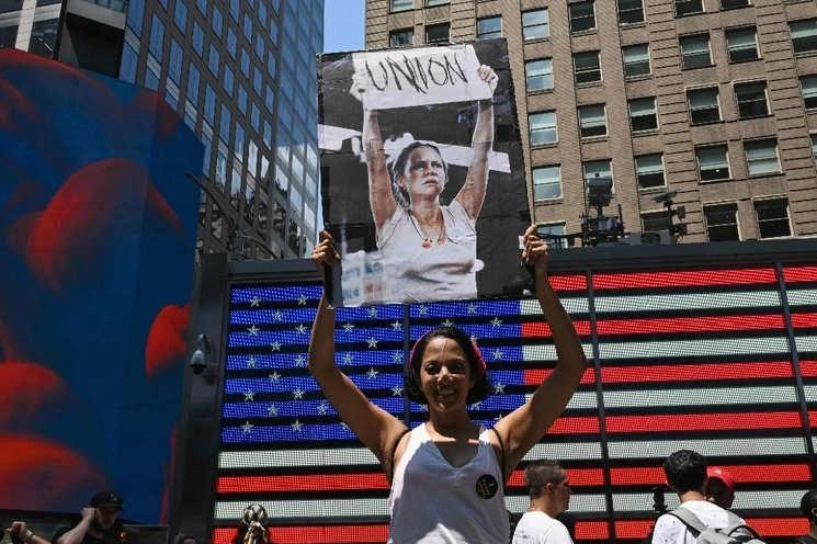 Miembros y simpatizantes del sindicato de actores, durante el mitin Rock en la ciudad por un contrato justo, realizado ayer en Nueva York. Foto Afp 