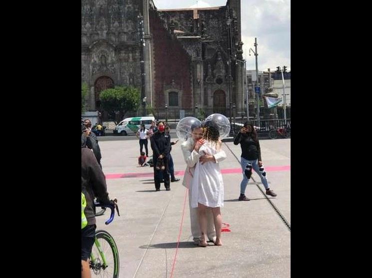 #Resiste comenzó el domingo pasado en el Zócalo capitalino. Los actores Adrián Ladrón y Genny Galeano se colocaron en dos extremos de la plancha conectados por un cordel rojo. Luego fueron avanzando hasta que, en menos de 10 minutos, se reunieron y se dieron un largo abrazo. La próxima presentación será el 16 de agosto en la explanada del Auditorio Nacional, con la participación de Roberto Sosa y Luis Alberti. Foto Reyes Martínez