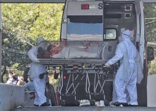 Un paciente contagiado de Covid-19 es trasladado al hospital del IMSS Parque de los Venados. Foto Marco Peláez /Archivo