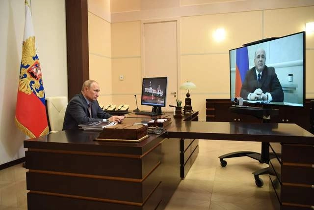 El presidente ruso, Vladimir Putin, y al primer ministro, Mikhail Mishtsin, hoy durante una videoconferencia. Foto Afp 