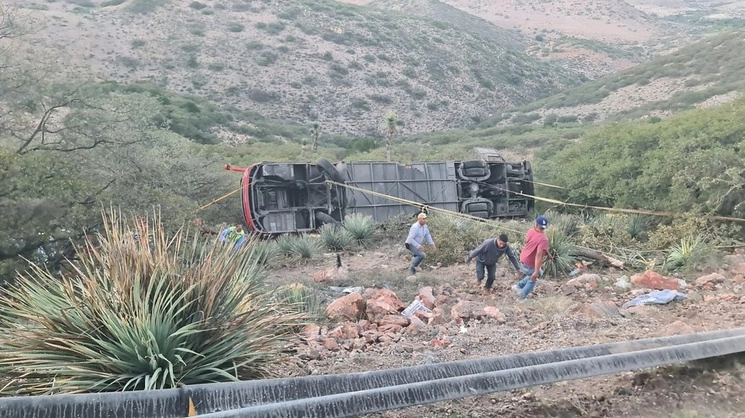 Al sitio acudió personal de rescate de diferentes corporaciones y servicios médicos, para atender a los afectados y trasladarlos a recibir atención médica. Foto tomada de https://www.facebook.com/proteccioncivil.slp