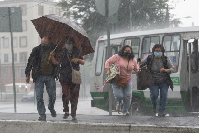 Se prevé lluvia de entre 15 y 29 milímetros, caída de granizo y vientos mayores a 50 kilómetros por hora entre las 17:10 de este miércoles y las 00:00 horas del jueves. Foto Pablo Ramos / archivo

