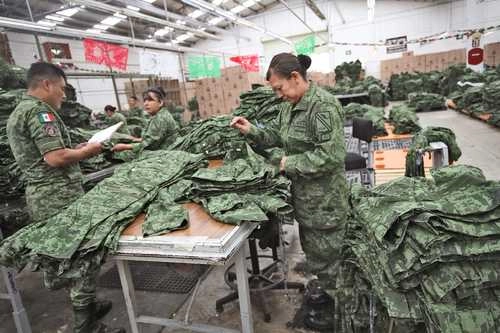 Decenas de militares participan en la confección y elaboración de nuevo vestuario que portarán. Foto María Luisa Severiano  / Archivo 