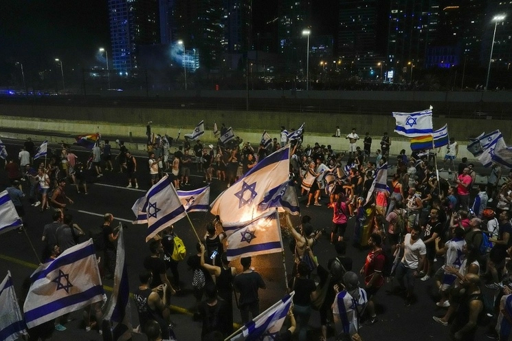 Israelíes protestan contra la reforma judicial impulsada por el gobierno de primer ministro, Benjamin Netanyahu, el 18 de julio de 2023. Foto Ap
