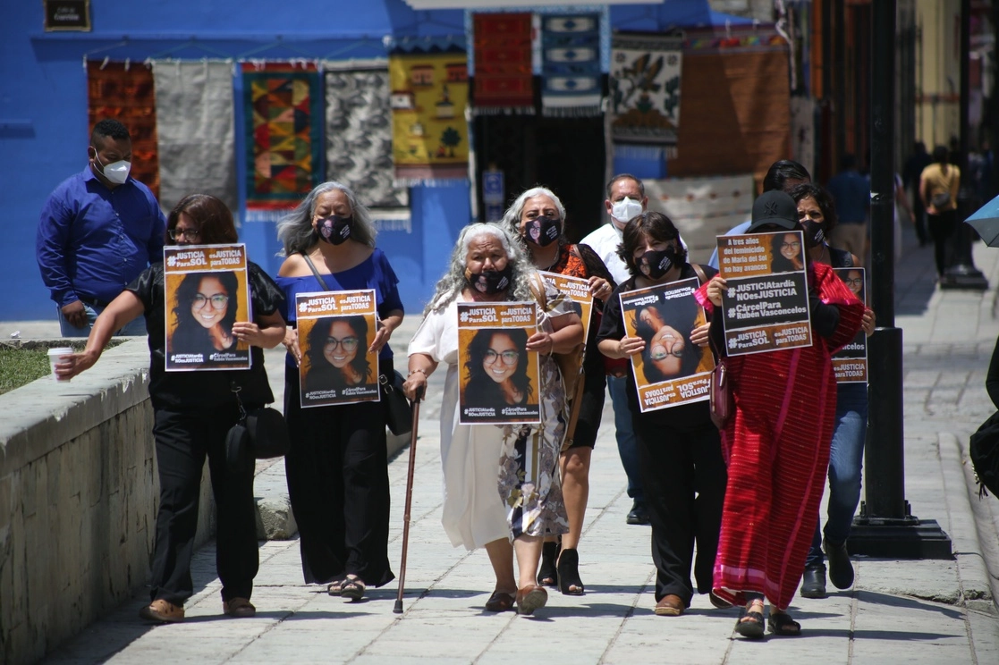 Varias activistas exigen justicia para las víctimas. Foto Jorge A. Pérez