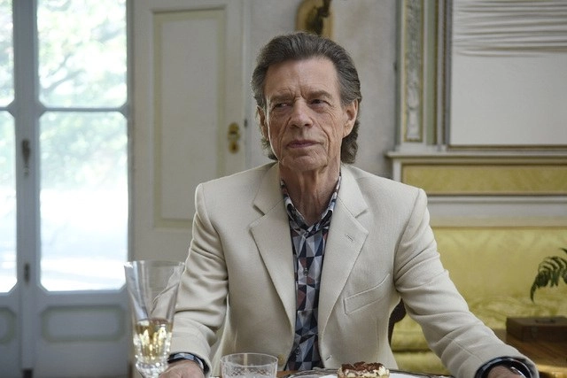 Mick Jagger interpreta a un coleccionista de arte en la película "The Burnt Orange Heresy." Foto Ap