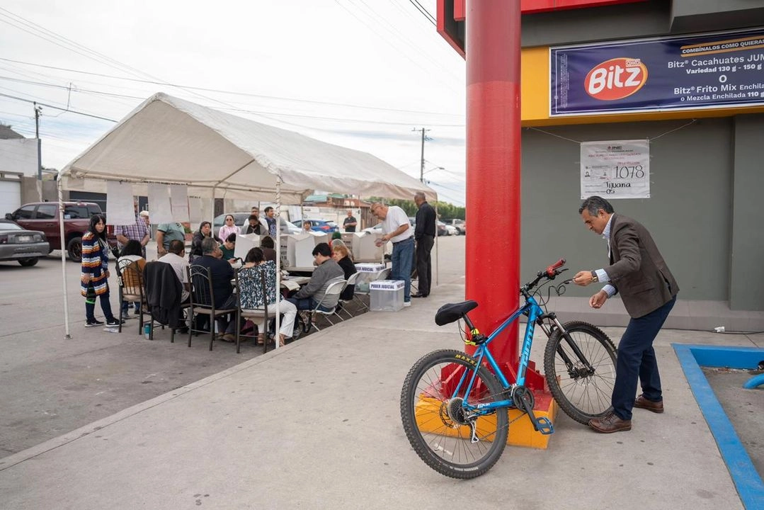  Issac de Paz González, catedrático de las UABC, aspira a ser ministro de la SCJN; llegó en bicicleta ejercer su voto en su casilla ubicada en el municipio de Tijuana, BC. Foto 