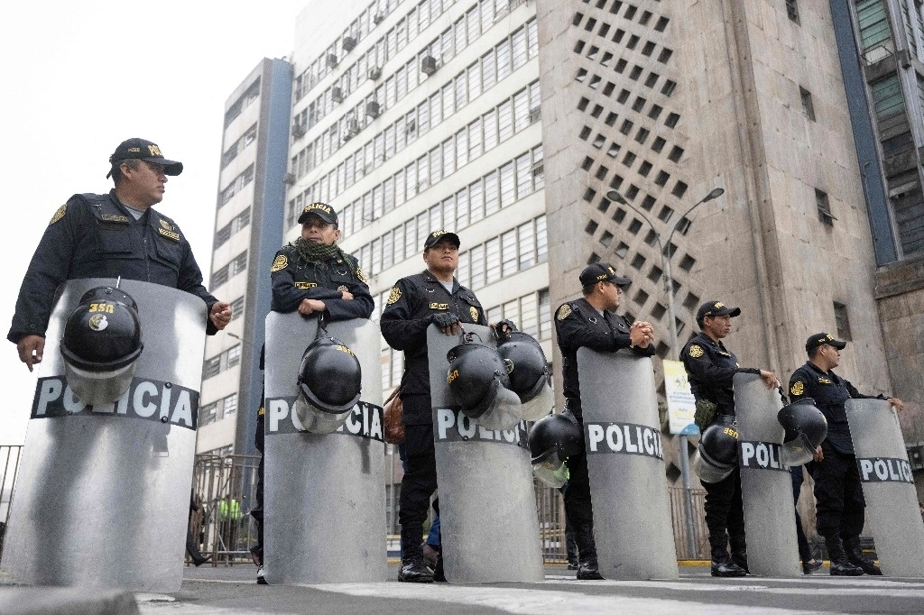 La policía custodia el edificio de la sede de la Fiscalía Nacional en Lima durante la declaración de la presidenta peruana Dina Boluarte a Lima el 28 de mayo de 2024. Foto Afp