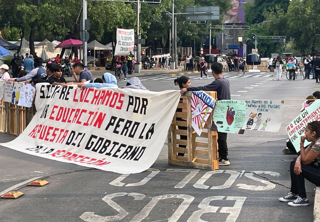 Maestros de la CNTE durante su protesta de ayer, al bloquear el cruce de Paseo de la Reforma e Insurgentes centro de la Ciudad de México. 
