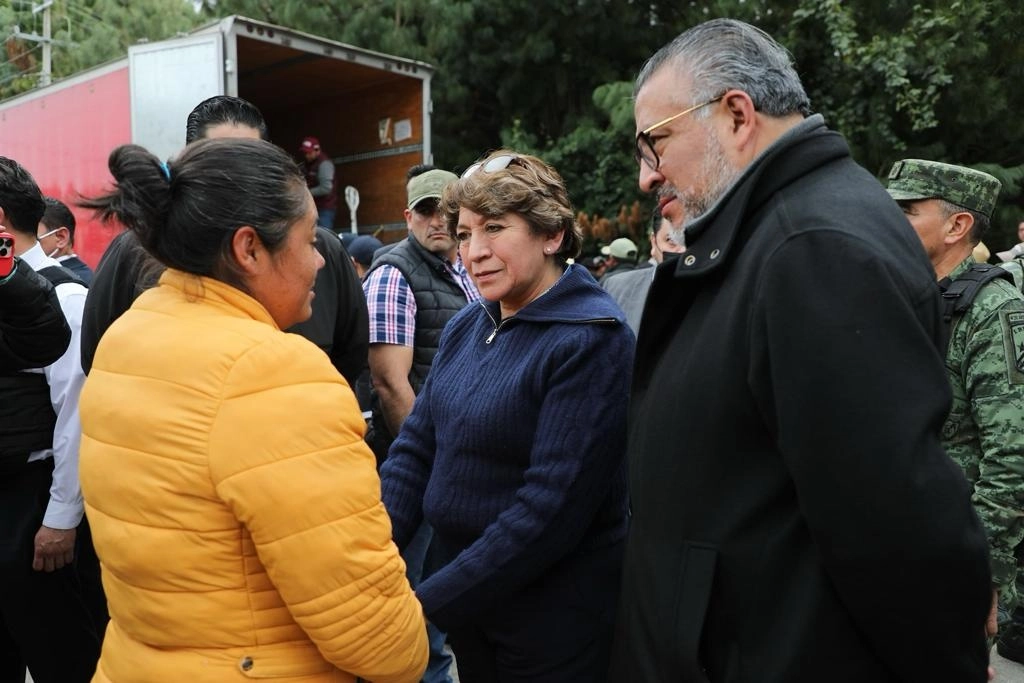 La gobernadora Delfina Gómez reunida con pobladores de Texcaltitlán. Foto La Jornada