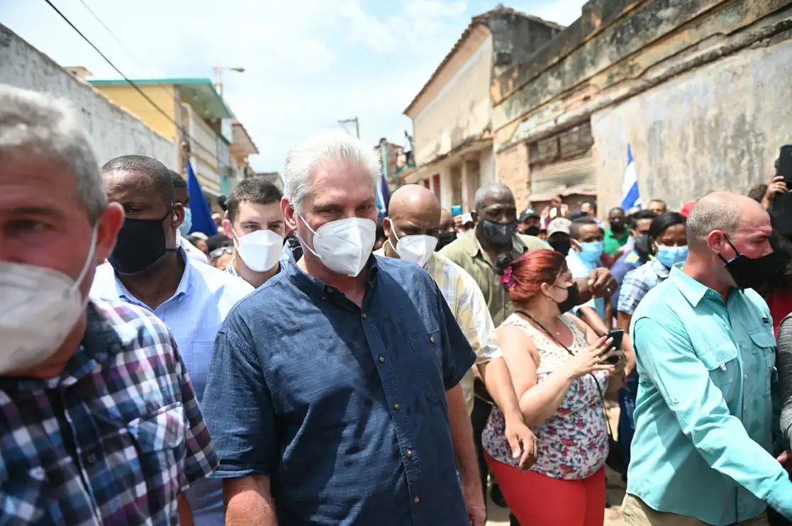 El presidente de Cuba, Miguel Díaz-Canel es visto durante una manifestación realizada por habitantes en la localidad de San Antonio de los Baños para exigir mejoras en la isla, el 11 de julio de 2021. Foto Afp 
