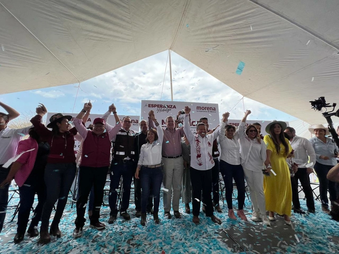 El canciller Marcelo Ebrard, Julio Menchaca, candidato común de Morena, PANALH y PT a la gubernatura de Hidalgo e integrantes de Morena. Foto tomada de la cuenta de Twitter @m_ebrard
