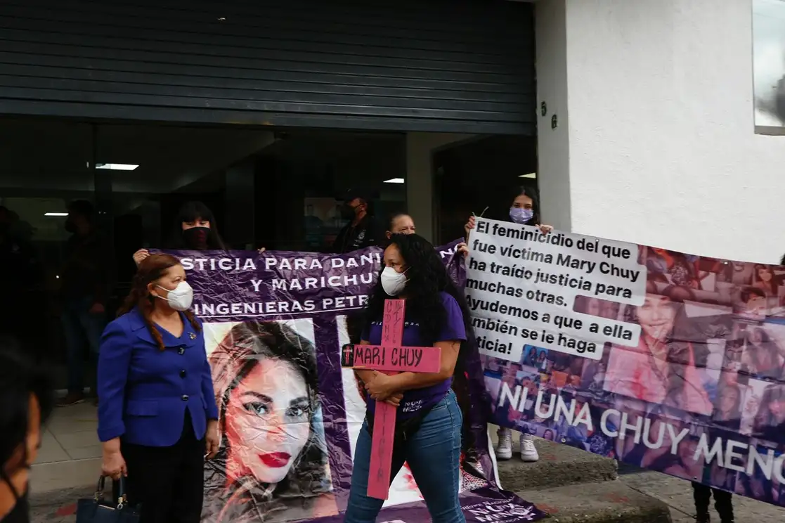 Un grupo de feministas acompañaron a la activista Yessenia Zamudio a la Fiscalía capitalina, donde se reunió con autoridades para ver los avances del caso de feminicidio de su hija Marichuy, el 24 de agosto de 2021. Foto Alfredo Domínguez