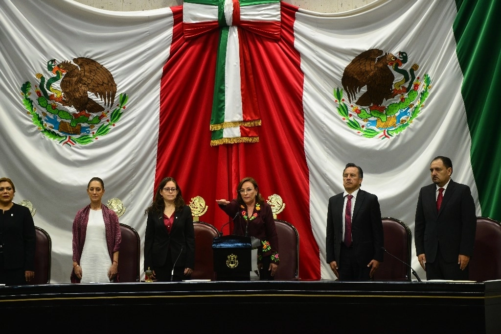 La Presidenta de la República, Claudia Sheinbaum Pardo, durante la toma de protesta de Rocío Nahle como gobernadora de Veracruz en el Congreso del Estado. Foto Carlos Nava