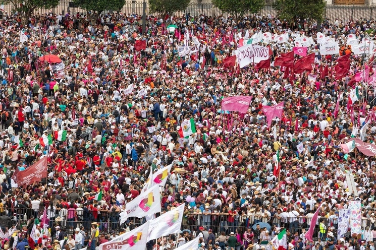 Aspectos de la multitud. Foto Pablo Ramos/ La Jornada