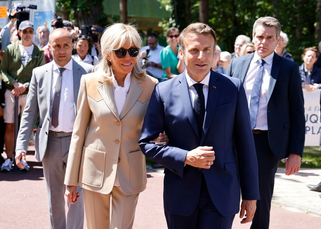 El presidente de Francia, Emmanuel Macron, y su esposa Brigitte Macron realizaron su voto en la primera vuelta de las elecciones parlamentarias francesas en Le Touquet, en Francia, el 12 de junio de 2022. Foto Ap