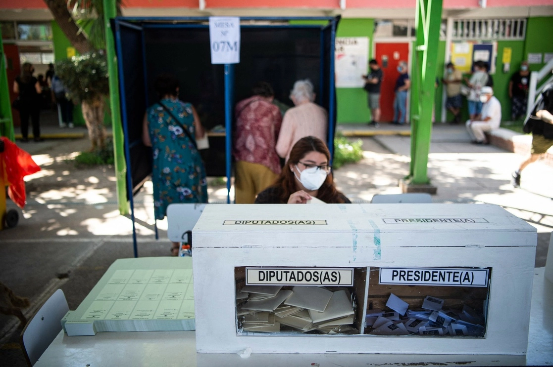 La gente vota en un colegio electoral en Paine, al sur de Santiago, durante las elecciones presidenciales en Chile, el 21 de noviembre de 2021. Foto Afp