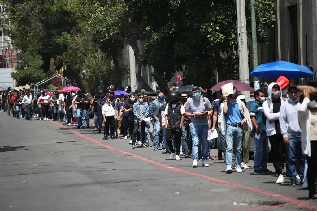 Jóvenes realizan largas filas alrededor de la Biblioteca Vasconcelos para poder recibir su primera dosis de la vacuna contra el Covid-19, en la alcaldía Cuauhtémoc, Ciudad de México, el 10 de agosto de 2021. Foto María Luisa Severiano