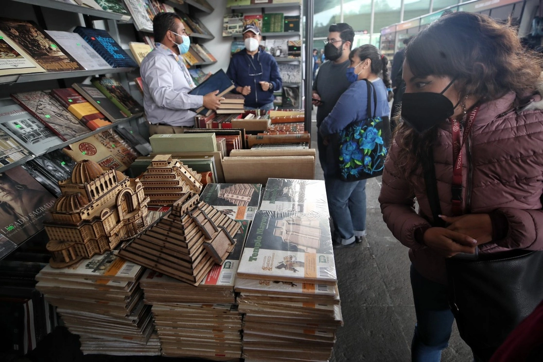 Asistentes a la 33 Feria Internacional del Libro de Antropología e Historia, en el Museo de Antropología, en la Ciudad de México, el 6 de octubre de 2022. Foto Marco Peláez