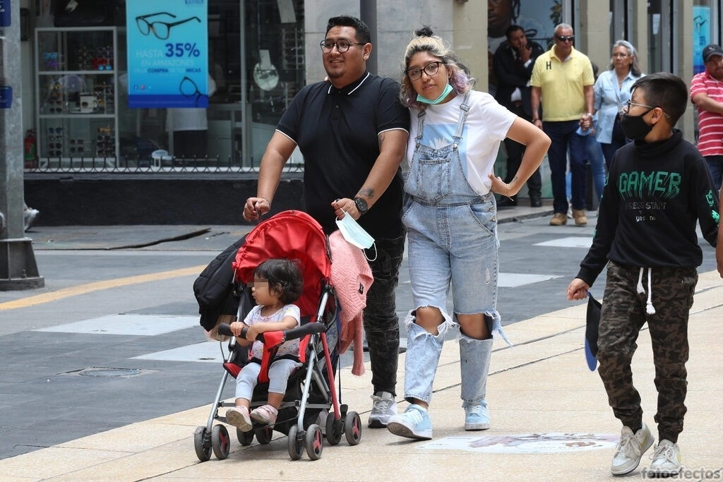 Familias aprovecharon para pasear y festejar a los papás de diversas formas, aunque los restaurantes no estuvieron llenos. Foto María Luisa Severiano